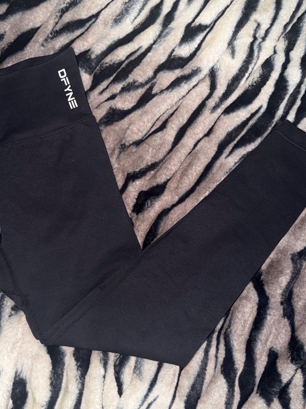 🖤 DFYNE Black Leggings – Size Small 🖤